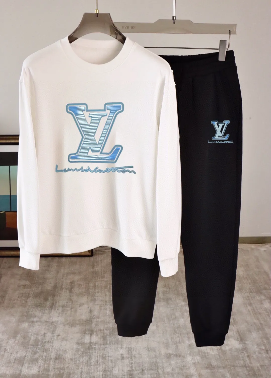 🅿️380 [LV Louis Vuitton] (Fat Man Gospel) hot-selling suit is coming. Focus on the original version of the official website. 2025 new hot-selling sweatshirt suit. The original order is hard to buy🇭🇰. It is the meticulous work of top designers for a fitting and perfect upper body effect. All-natural high-quality Roman cotton 100%, close-fitting comfort, noble and elegant! Original hardware embodies elegance and nobility! Counter size: M-5XL (maximum wear up to 220 pounds)